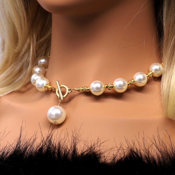 Mybeademporium.com Jewelry - Pearl choker with toggle lock.